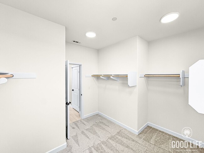 Building Photo - Never-Lived-In Modern 5BR Home with Private Backyard