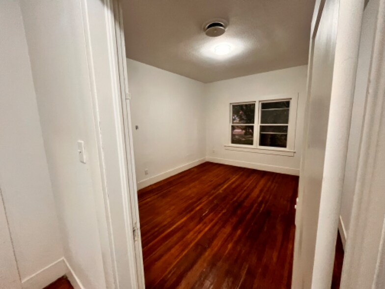 Building Photo - 608 Silas St