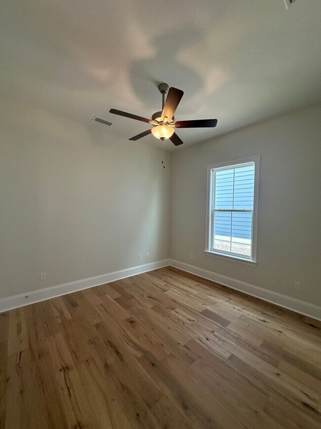 Building Photo - Gorgeous New Contsruction 3 bedroom/2 full...