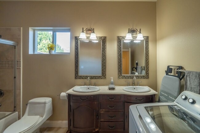 Building Photo - 1410 Encino Ave