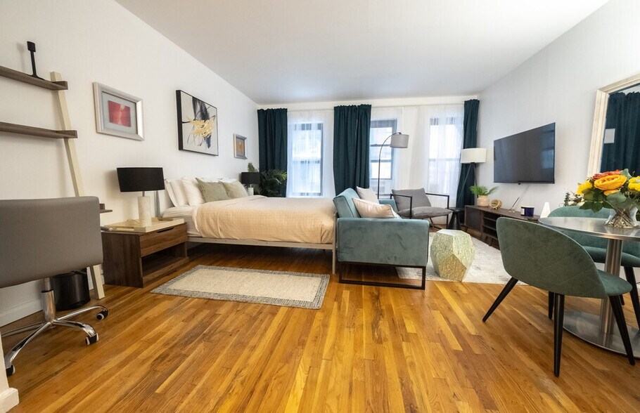 Building Photo - 305 E 95th St