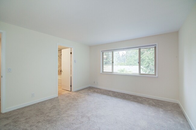 Building Photo - 2bd/2.5ba Kirkland Townhome