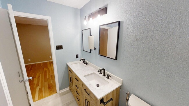 Building Photo - 414 W Voelter Ave