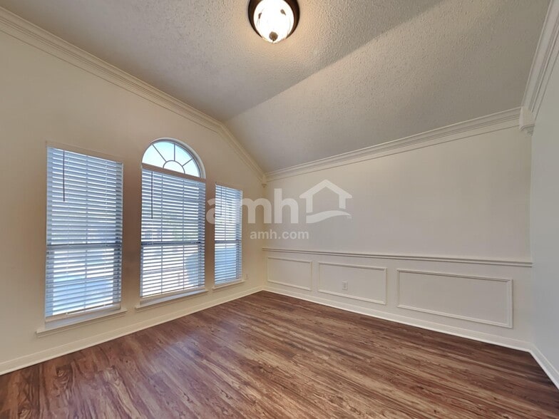 Building Photo - 532 N Parks Dr