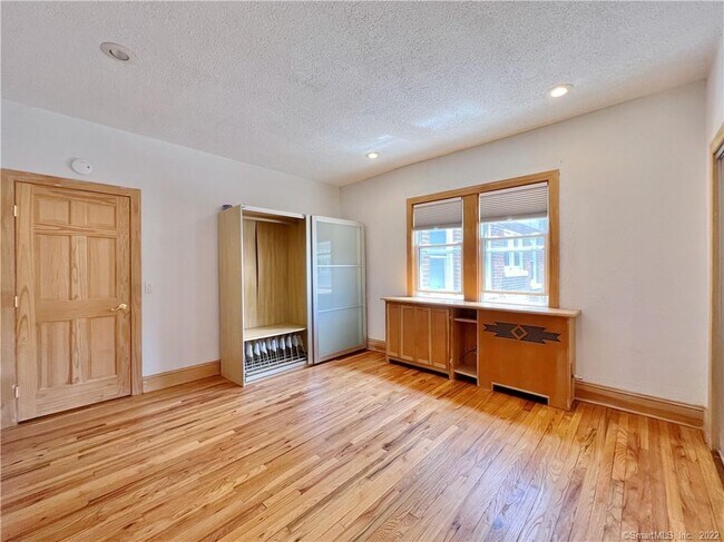 Building Photo - 77 Glenbrook Rd