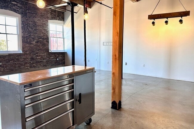 Building Photo - 172 Middle St