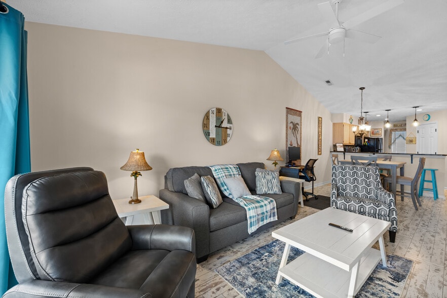 Building Photo - 557 White River Dr