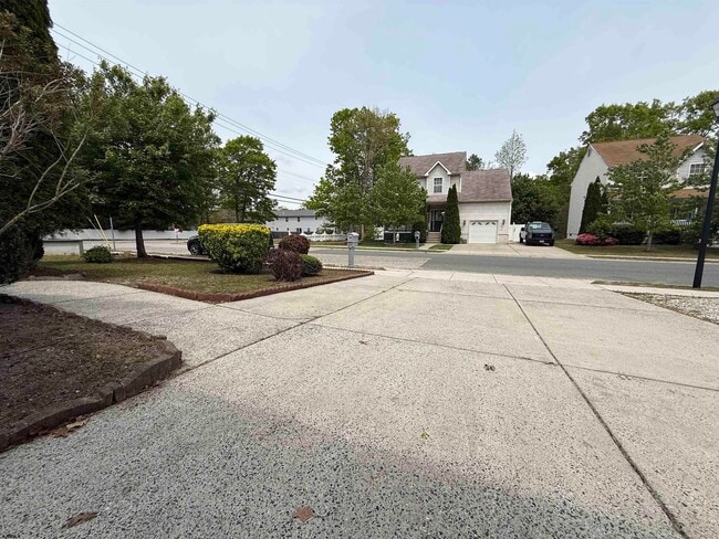 Building Photo - 2 Club House Ln