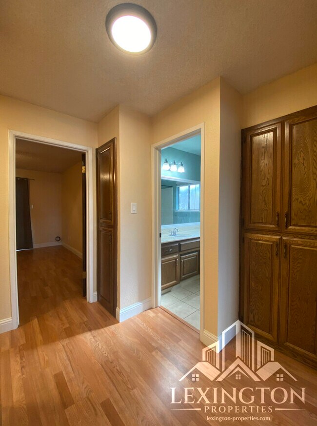 Building Photo - Beautiful, 3BD/2BA +Bonus Rooms, Bungalow ...