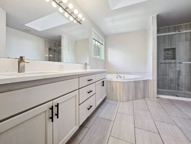 Building Photo - Updated 3-Bedroom Home with Deck Near Renton Landing