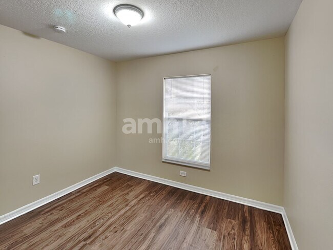 Building Photo - 1322 Lake Idamere Blvd