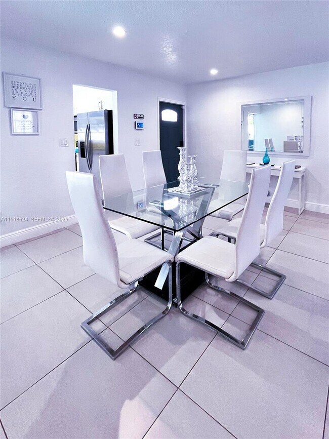 Building Photo - 4420 NW 30th Ct