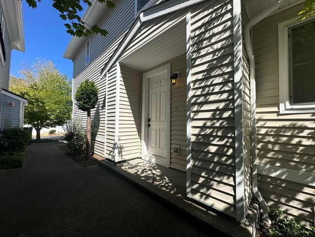 Building Photo - DuPont 2 bedroom 2 bath townhome