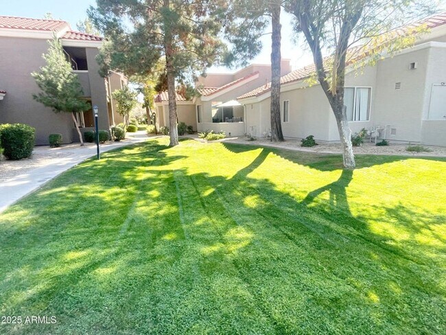 Building Photo - Charming 1 Bed 1 Bath Lower Level condo ++...