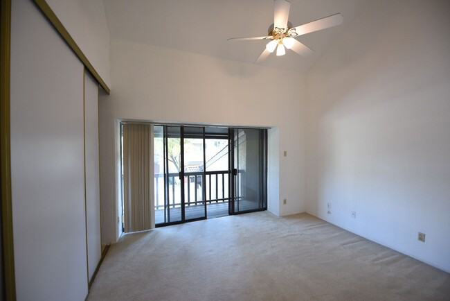 Building Photo - Spacious 2 story townhome in gated and gua...