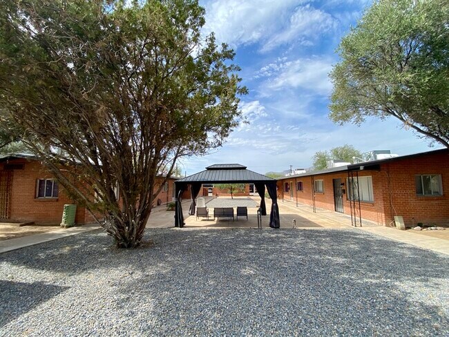 Building Photo - Newly Renovated Spacious 1 Bedroom with Vi...