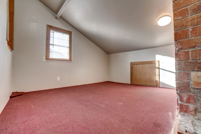 Building Photo - 4 Bed | 2 Bath in Midtown!