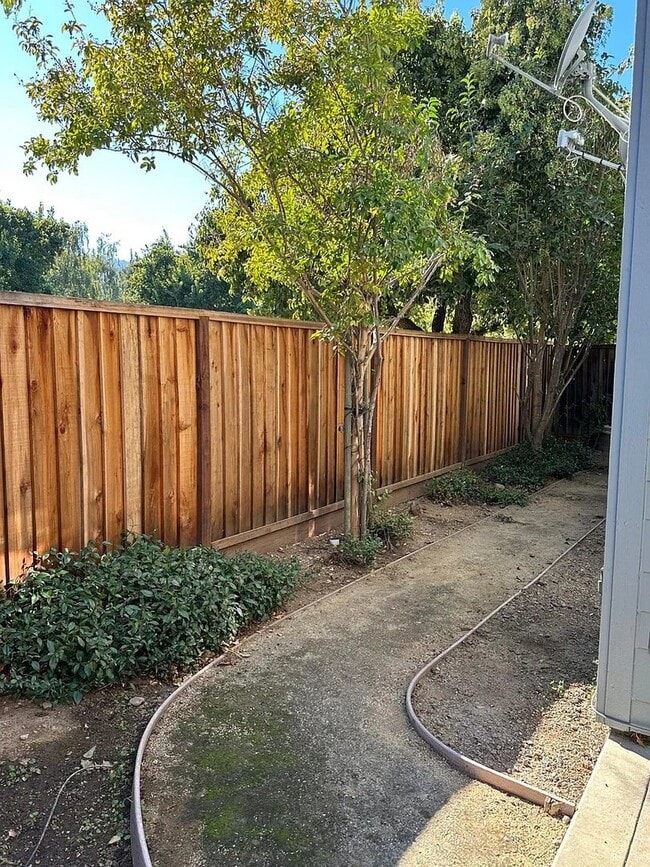 Building Photo - 3BR/2.5BA Oak Commons Home w/ Backyard & C...