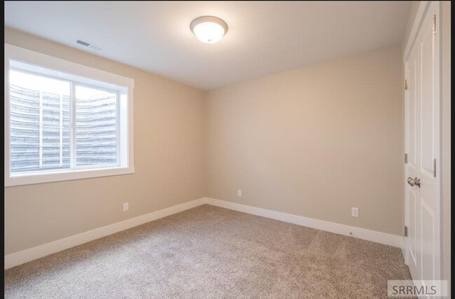 Building Photo - 4 bed 3 bath twin home in Idaho Falls 2 sets of washer and dryers are included in this unit