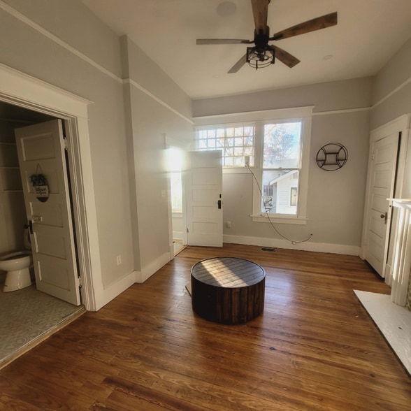 Building Photo - 343 Adelle St