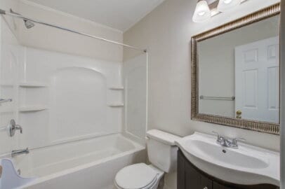 Building Photo - 2 Bedroom/ 2 Bath Condo