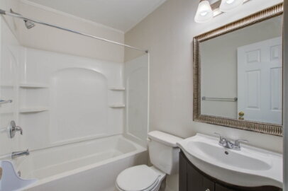 Building Photo - 2 Bedroom/ 2 Bath Condo/Open Floor Plan