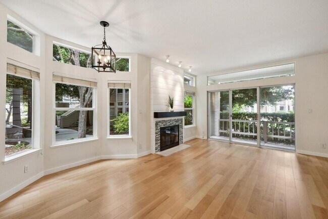 Building Photo - Charming 2BR / 2BA Condo with Patio & Garage in Half Moon Bay