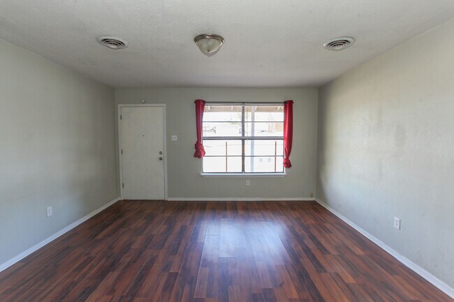 Building Photo - 1406 Goliad St