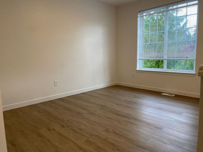Building Photo - Stylish 4 Bedroom, 2 Bathroom Home with Gr...