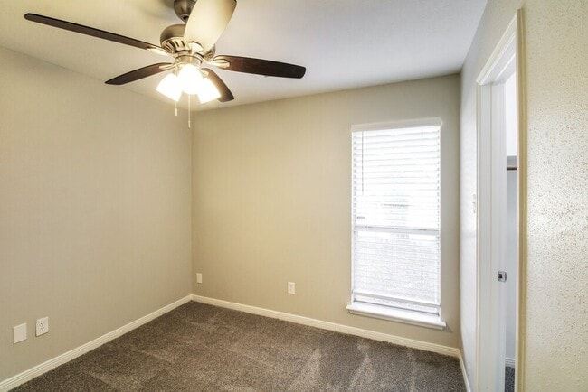 Building Photo - 3010 Twinleaf Dr