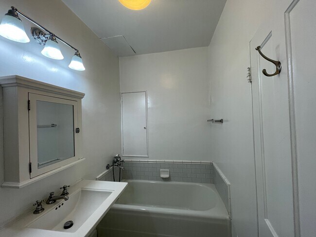 Building Photo - 106 N Edgemont St