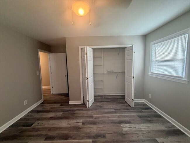 Building Photo - Central Wilmington, popular school districts,2 car garage/RV/Boat parking 3/4 bedroom/fenched/Liv...