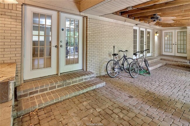 Building Photo - 305 W Brookside Dr
