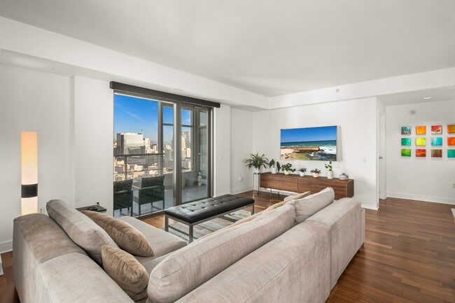 Building Photo - Luxurious 17th-Floor Renaissance Condo with Stunning City Views