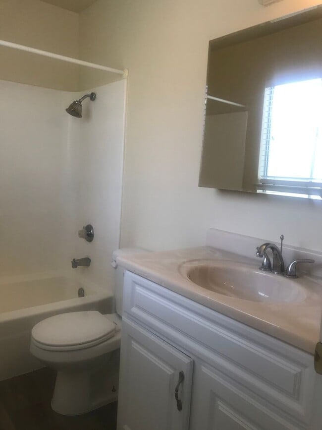 Building Photo - Grand Terrace Family Home