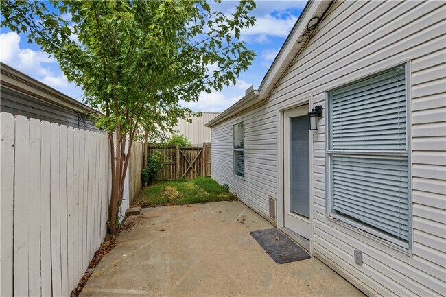 Building Photo - 1602 Parkview Pl