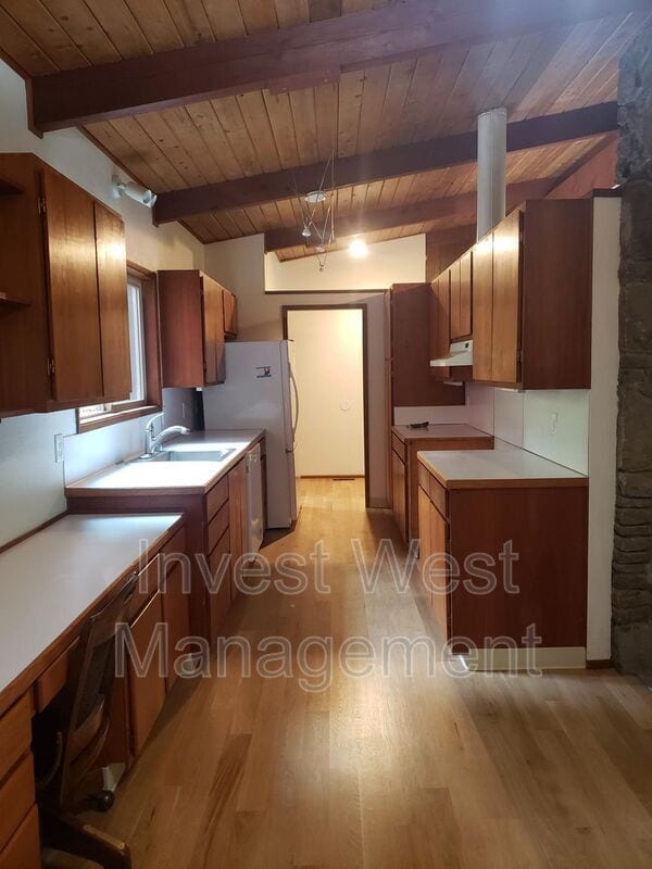 Building Photo - 5916 NW Bernie Dr