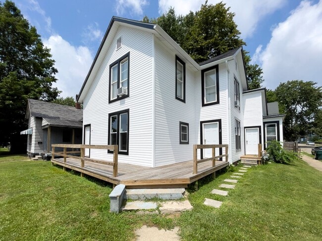 Primary Photo - 700 W Powers St