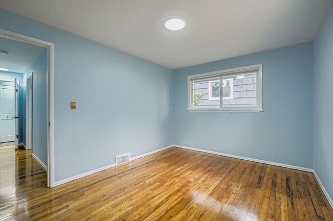 Building Photo - Charming, Recently Updated 3 Bed West Seat...