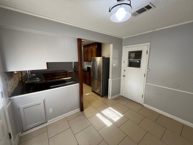 Building Photo - 3 bedroom, 2 bathroom home in Baton Rouge,...