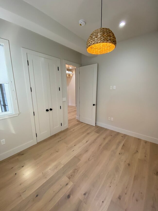Building Photo - Large newly remodeled apartment with stain...