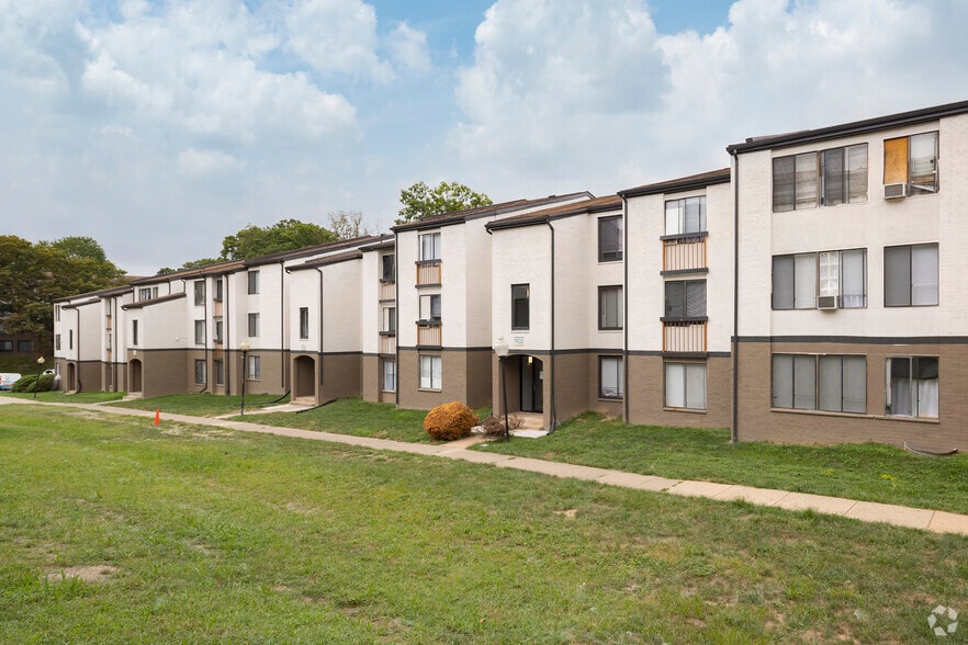 Front - Vistas of Annandale