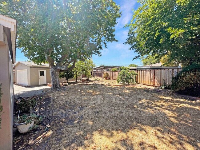 Building Photo - 3115 Calzar Dr