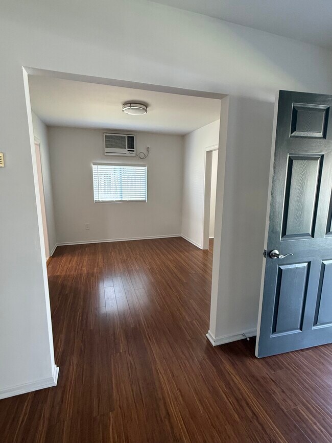 Building Photo - 433 Linda Rosa Ave