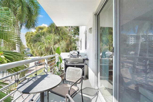 Building Photo - 1605 Bay Rd