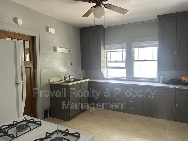 Building Photo - 127 Regan St