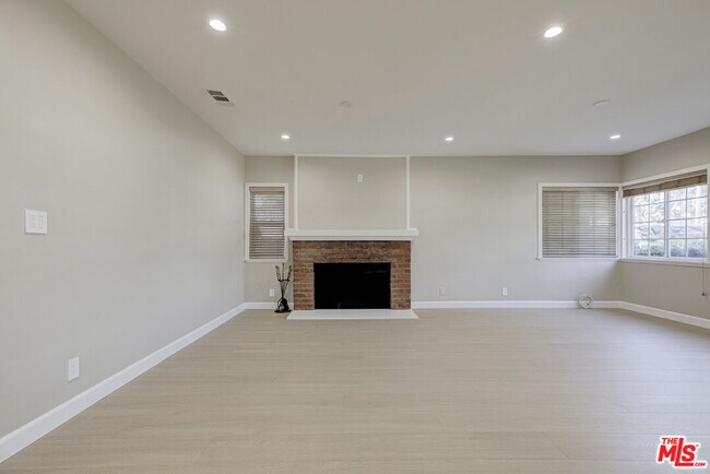 Building Photo - 10529 Mt Gleason Ave