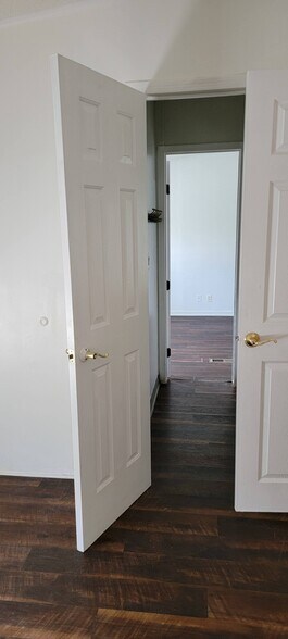 J &J Bathroom connecting 2 rooms - 8936 Turner Dr