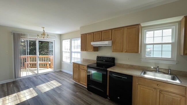 Building Photo - End Unit Townhouse in North Stafford