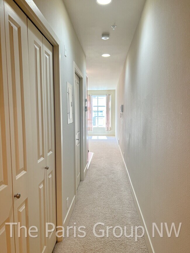 Building Photo - Gorgeous Green Lake Condo * 1 Block to Park Entrance, Onsite Retail, Garage Pkg, EZ Commute!